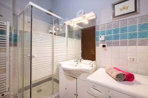 Shower, hair dryer, towels - Apartment 'Florence' with Balcony, Wi-Fi and Air Conditioning (Nice)