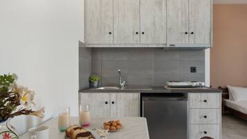 冷蔵庫、コンロ、電気ポット、調理器具と食器