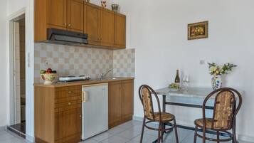 Fridge, stovetop, electric kettle, cookware/dishes/utensils