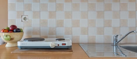 Geladeira, cooktop, chaleira elétrica