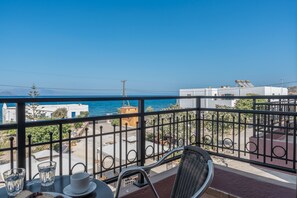 Outdoor dining - Studio Apartment 'Frantzis  5' with Sea View, Wi-Fi and Air Conditioning (Nisyros)
