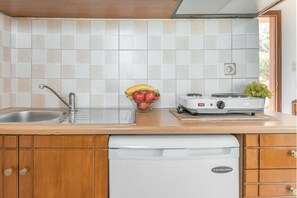 Kühlschrank, Herdplatte, Wasserkocher, Kochgeschirr/Geschirr/Besteck