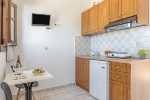 Fridge, stovetop, electric kettle, cookware/dishes/utensils