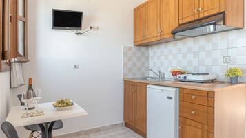 Fridge, stovetop, electric kettle, cookware/dishes/utensils