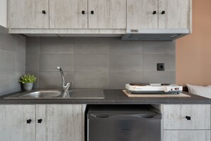 Kühlschrank, Herdplatte, Wasserkocher, Kochgeschirr/Geschirr/Besteck