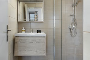 Douche, articles de toilette gratuits, serviettes fournies