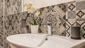 City kamer | Badkamer | Een douche, gratis toiletartikelen, een haardroger, handdoeken