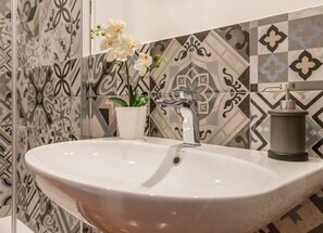 City Room | Bathroom | Shower, free toiletries, hair dryer, towels - Ghiberti Apartments - 1 Bedroom - Wi-Fi (Trieste)