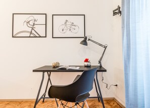 City Room | Egyptian cotton sheets, premium bedding, desk, laptop workspace - Ghiberti Apartments - 1 Bedroom - Wi-Fi (Trieste)
