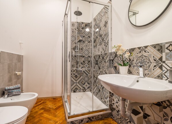 City Room | Bathroom | Shower, free toiletries, hair dryer, towels - Ghiberti Apartments - 1 Bedroom - Wi-Fi (Trieste)