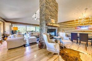 Télévision, cheminée, livres