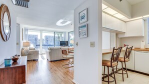 Un appartement moderne comprenant un espace de vie, un coin repas et une cuisine.