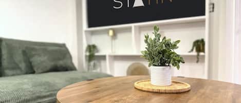 Smart TV, chimenea y oficina