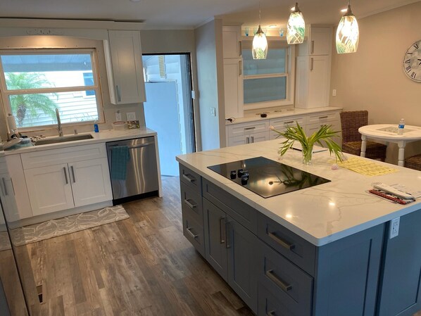 Een koelkast, een microgolfoven, een oven, een kookplaat