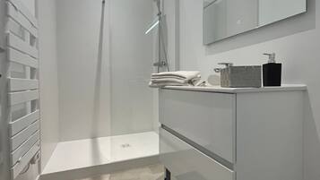 Een douche, gratis toiletartikelen, handdoeken