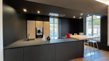 Fridge, microwave, stovetop, dishwasher