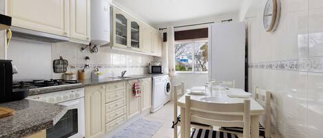 Een koelkast, een microgolfoven, een oven, een kookplaat