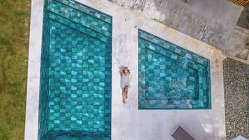 Alberca al aire libre y alberca climatizada