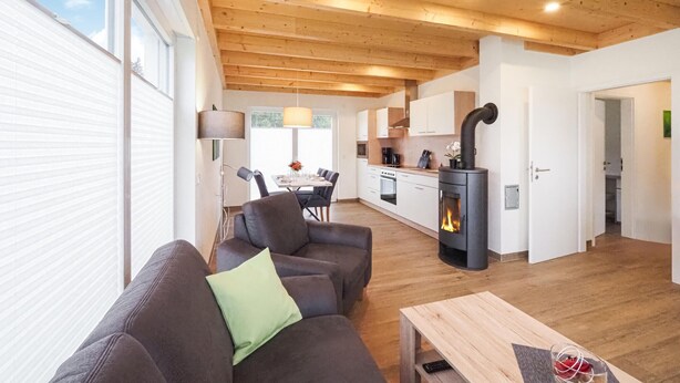 Una sala de estar moderna con sofá, mesa de centro y chimenea.