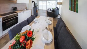 Una cocina moderna con comedor, chimenea y vistas al exterior.