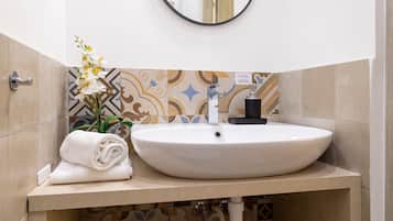 City-Zimmer | Badezimmer | Dusche, kostenlose Toilettenartikel, Handtücher