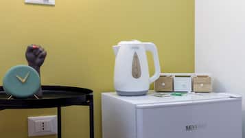 City Room | Private kitchen | Mini-fridge, electric kettle