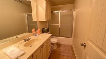 Sèche-cheveux, serviettes fournies, savon, shampoing