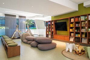 Zona de juegos infantil cubierta