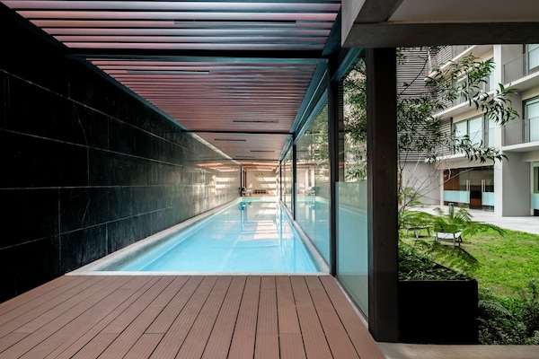 Exercise/lap pool