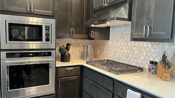 Refrigerador, microondas, horno y parrilla de estufa