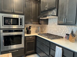 Fridge, microwave, oven, stovetop - Serenity Pines, one bedroom, one bathroom apartment with full kitchen and garage (Pinehurst)