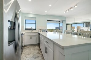 Kühlschrank, Mikrowelle, Wasserkocher mit Kaffee-/Teezubehör, Hochstuhl