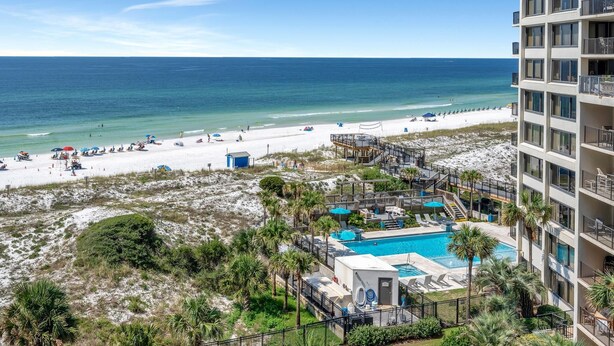 Ein Strandhotel mit Pool, direktem Strandzugang und Meerblick.