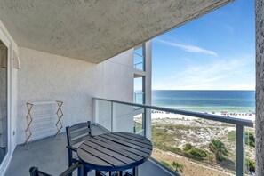 Outdoor dining - Spectacular Sunsets Await: Recently Updated Gulf-Front Studio on the 7th Floor at Sandestin Golf and Beach Resort! (Miramar Beach)