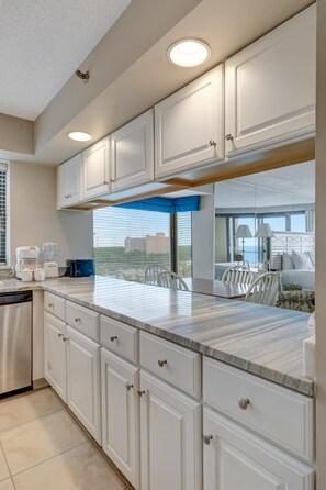 Refrigerador, microondas, cafetera/tetera, silla alta para bebés