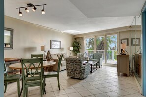 TV - Serenade of Sunset Bliss: Charming 1st-Floor Retreat in Beachside Two at Sandestin Golf and Beach Resort! (Miramar Beach)