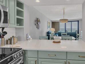 Kylskåp, mikrovågsugn, ugn och spishäll