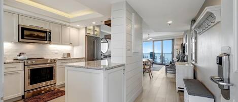 Frigorífico, microondas, horno y placa de cocina