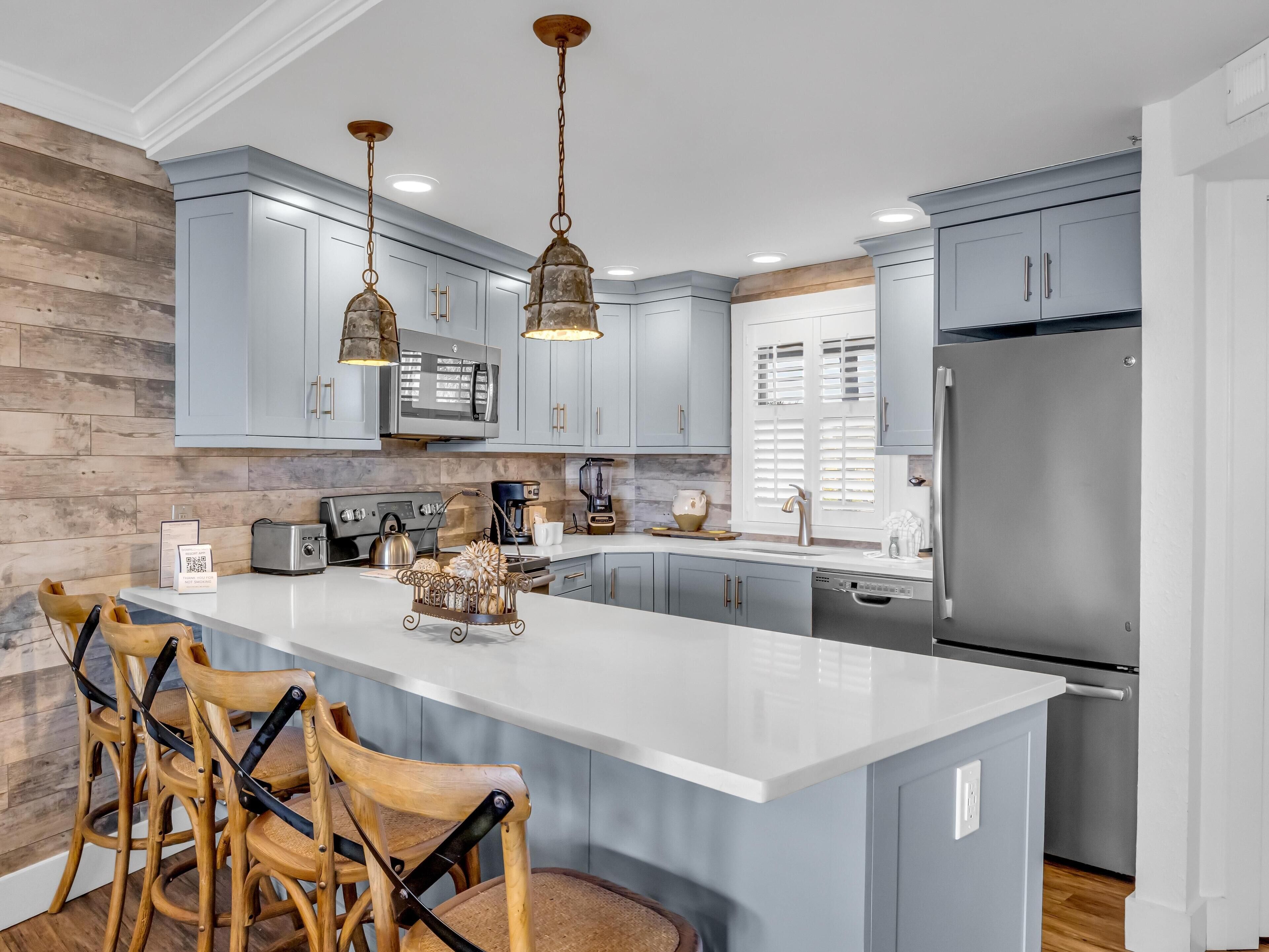 Frigorífico, microondas, horno y placa de cocina