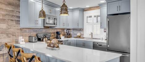 Frigorífico, microondas, horno y placa de cocina