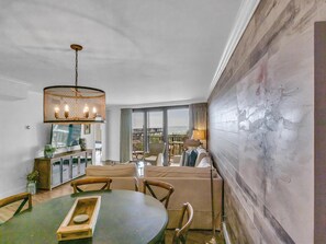 TV - Lux 2BR Beachfront w/ Gulf Views & Golf Cart, Sandestin (Miramar Beach)