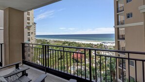 Un balcone con vista sulla spiaggia e sull'oceano.