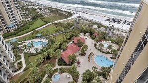 Een resort met meerdere zwembaden, een strand en uitzicht op de oceaan.