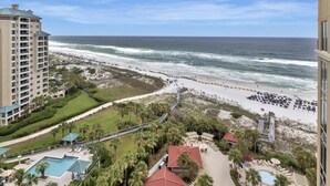 Een resort met een zwembad, toegang tot het strand en uitzicht op de oceaan.