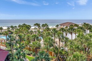 Ein Resort mit Pool, Palmen und Meerblick.