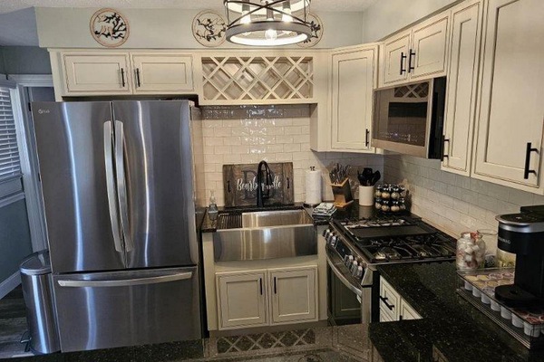 Frigorífico, microondas, horno y placa de cocina