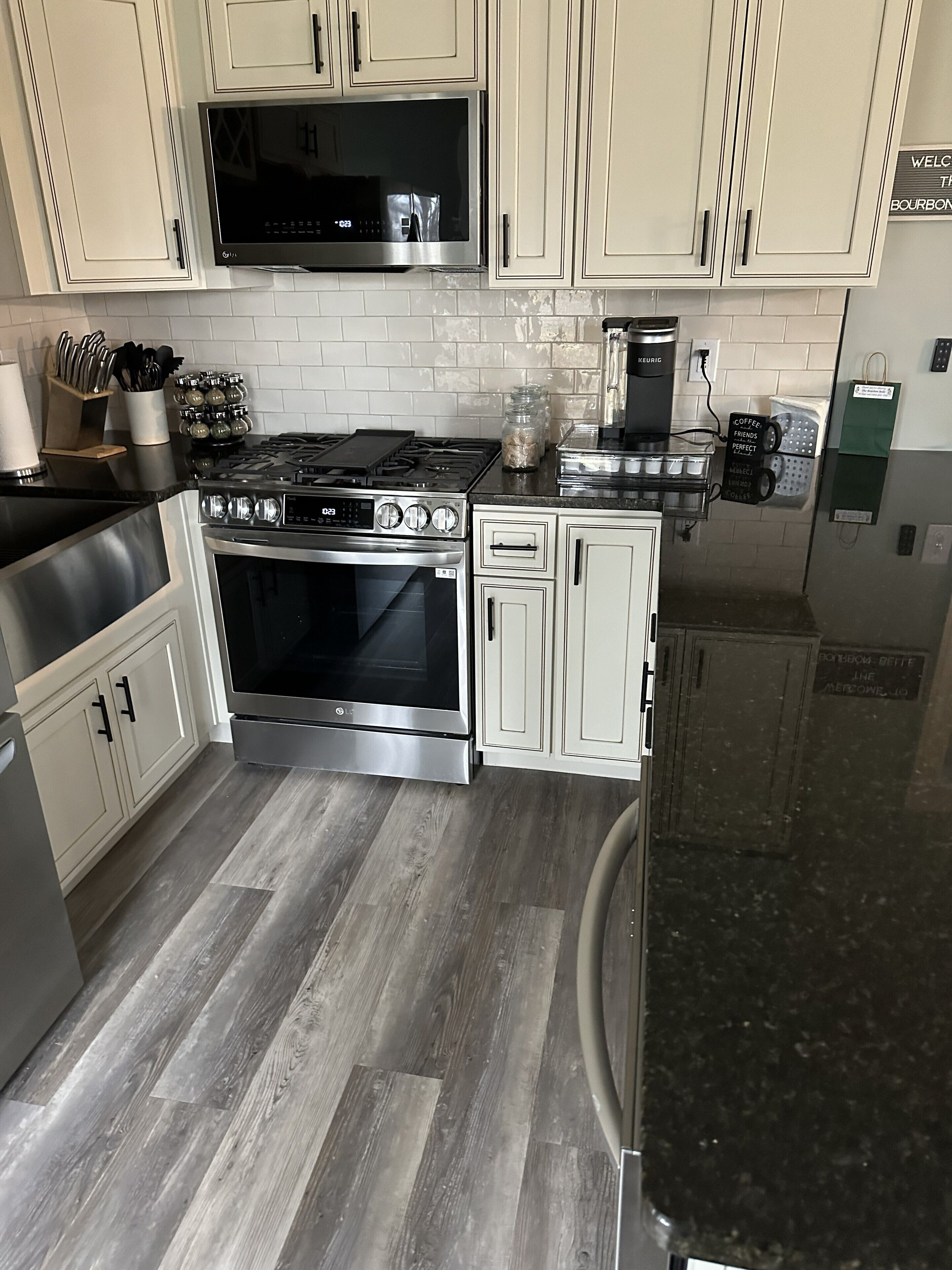 Jääkaappi, mikroaaltouuni, uuni, liesi