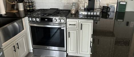 Jääkaappi, mikroaaltouuni, uuni, liesi