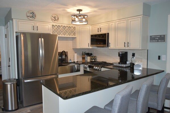 Réfrigérateur, micro-ondes, four, plaque de cuisson