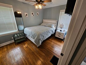 3 bedrooms, iron/ironing board, travel cot, free WiFi - Bourbon Belle of Bardstown - Walk to Downtown & Ready for the Bourbon Trail! (Bardstown)